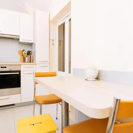 Chic Parisian 2bd Apart For 6 * Parijs